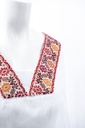 BLUSA BLANCA CON CINTA BORDADA EN CUELLO Y MANGAS