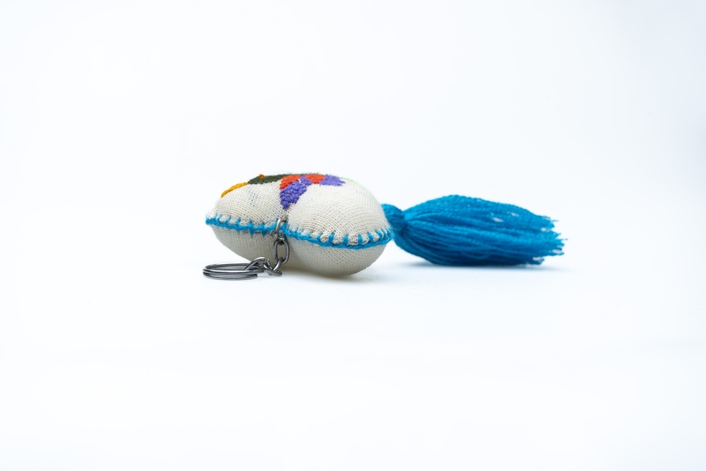 LLAVERO CORAZÓN MANTA BORDADO PÁJARO