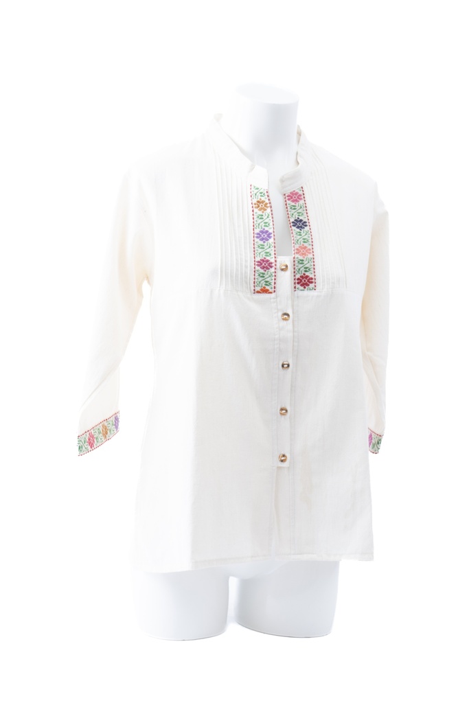 BLUSA MANTA CON CINTA BORDADA EN CUELLO Y MANGAS