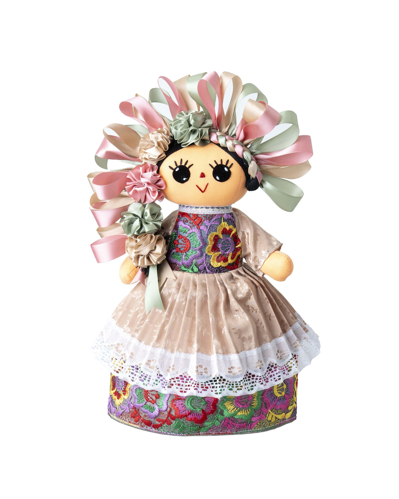 MUÑECA LELE CON TRENZA, FLORES Y DOBLE FALDA