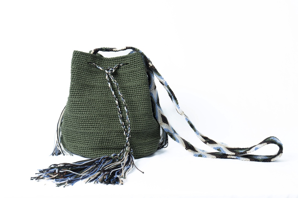 BOLSA CILÍNDRICA TEJIDA CON ASA