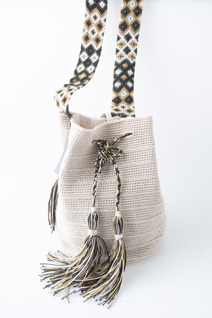 BOLSA CILÍNDRICA TEJIDA CON ASA