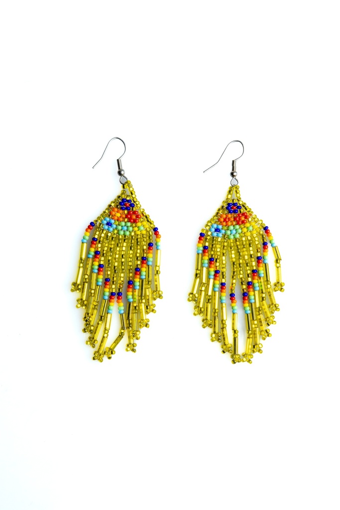 ARETES TEJIDOS CON CHAQUIRA