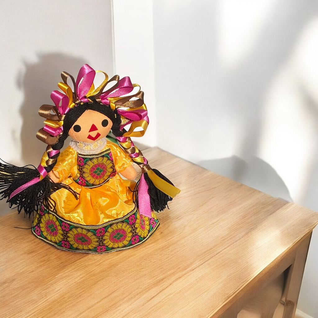 MUÑECA LELE CON CINTAS BORDADAS