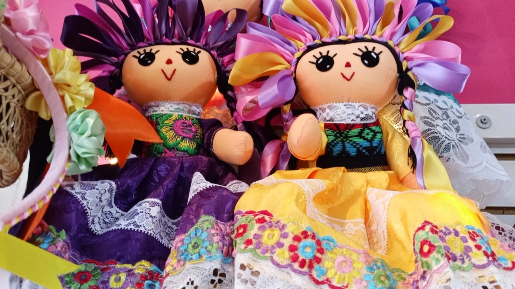 MUÑECA LELE CON DIADEMA Y TRENZA