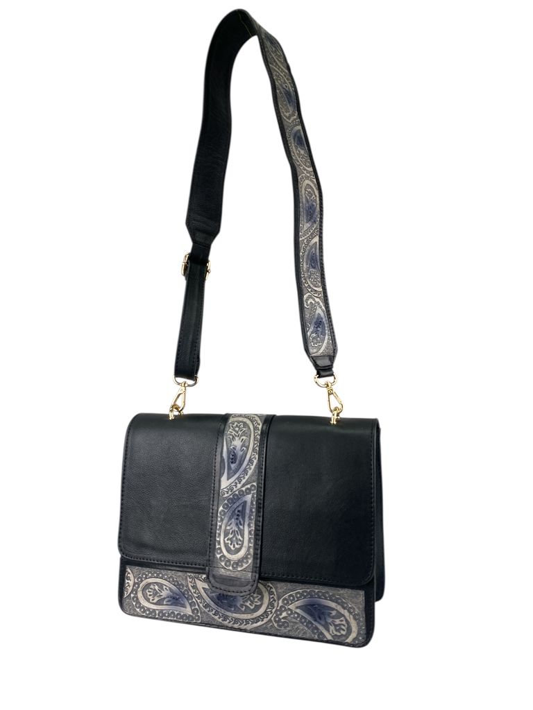 BOLSA NEGRA TROQUELADA CON CORREA 