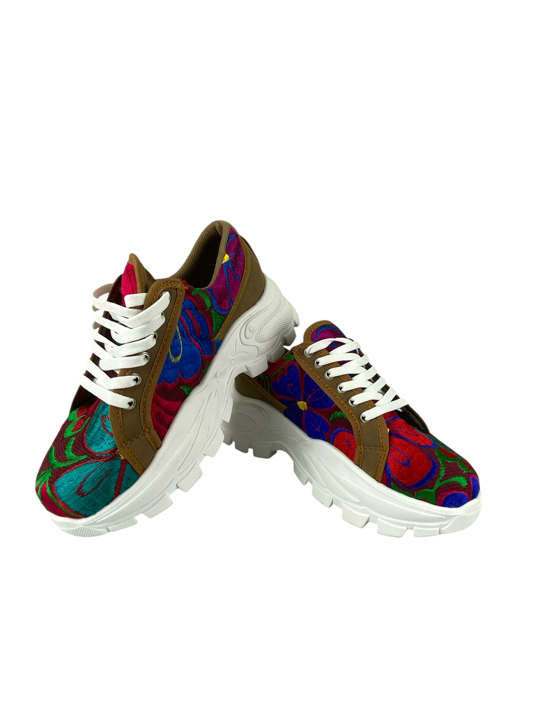 TENIS BORDADOS CON PLATAFORMA