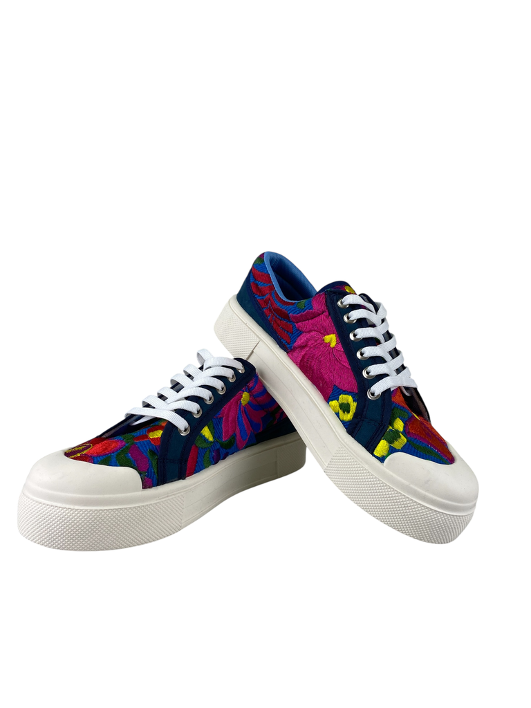 TENIS BORDADOS CON SUELA LISA