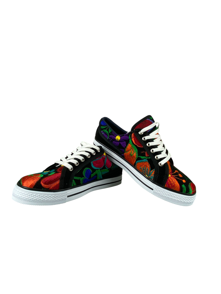 TENIS BORDADOS CON SUELA LISA FILO NEGRO