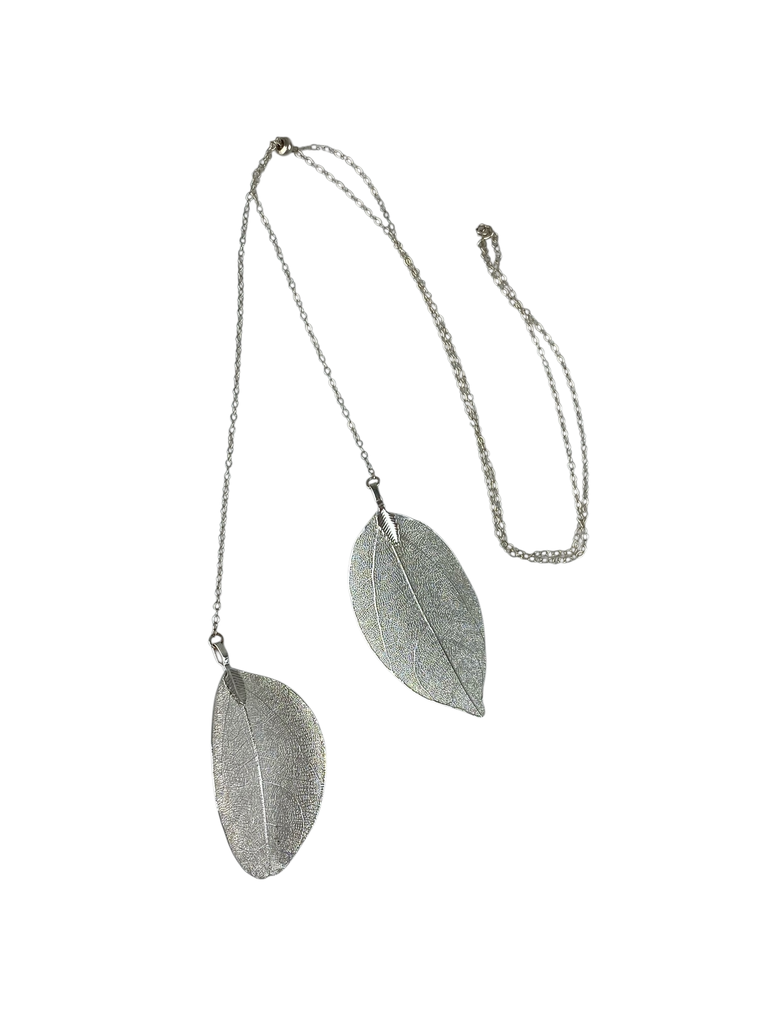 COLLAR PLATA CON DOS HOJAS 