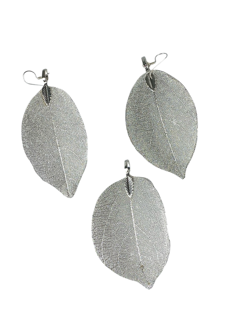 JUEGO DE DIJE Y ARETES DE HOJAS BLANCAS