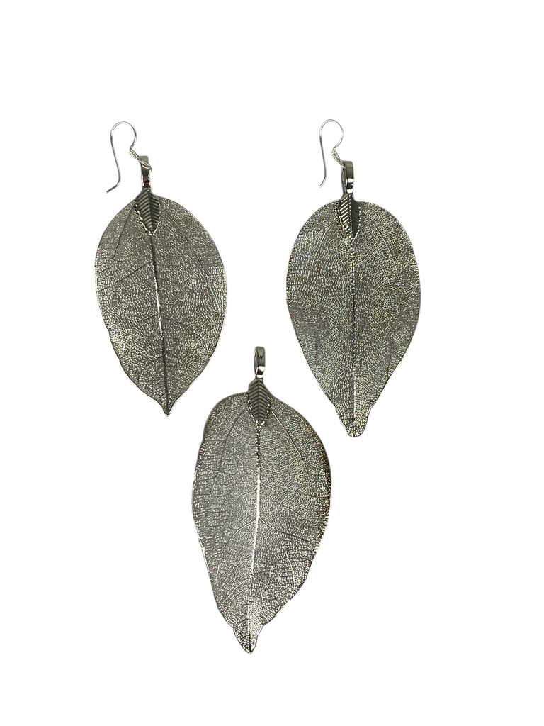 JUEGO DE DIJE Y ARETES DE HOJAS PLATEADAS