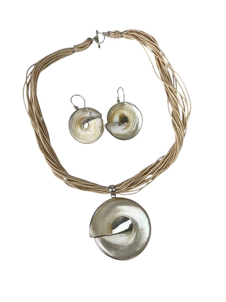 JUEGO DE COLLAR Y ARETES CIRCULARES 