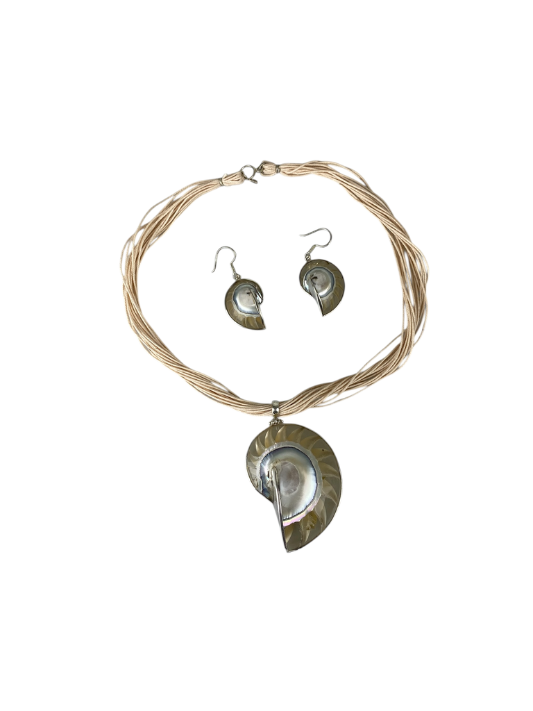 JUEGO DE COLLAR Y ARETES CARACOL 