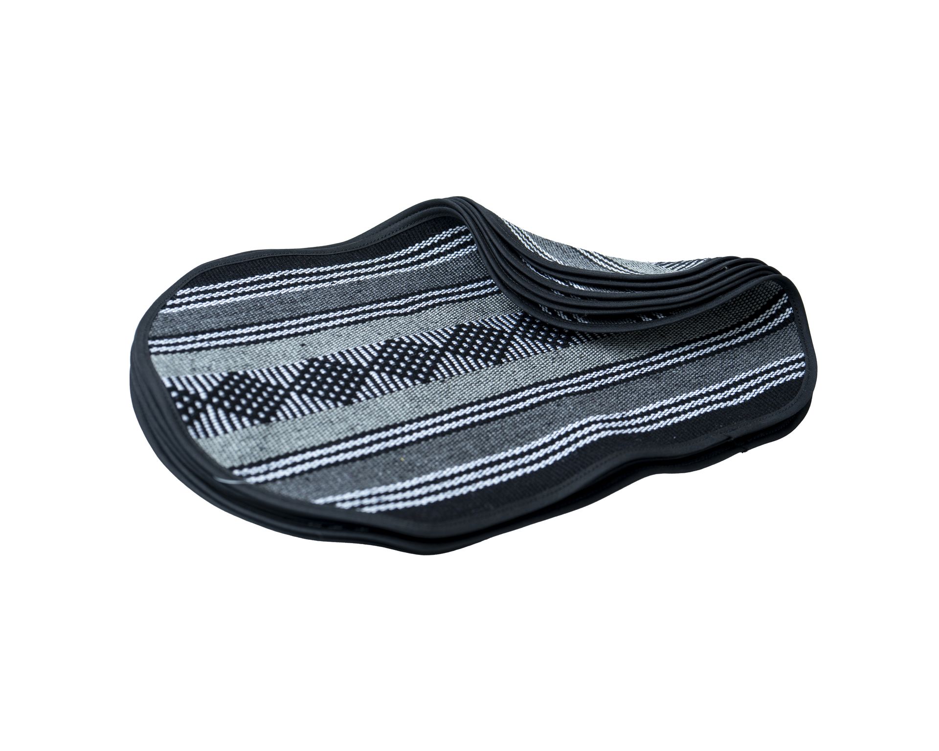 MET04-001: MANTEL NEGRO 3