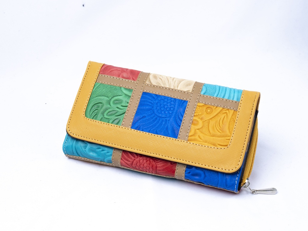 CARTERA DE PIEL TROQUELADA CON BROCHE Y CIERRE